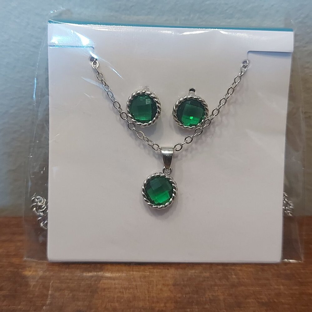 Effy Silver toned Necklace w/ Faux Emarald Round Pendant & Matching Earrings